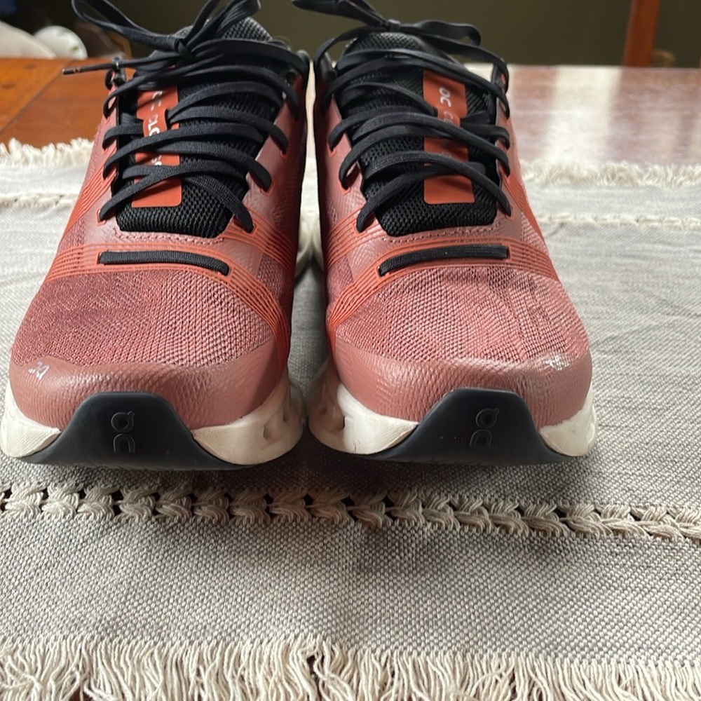 Cloud go wide. Worn 2x,perfect condition,too narrow for my feet. Retails for 150